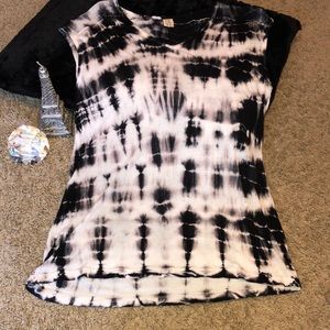 Black & white printed flowy shirt